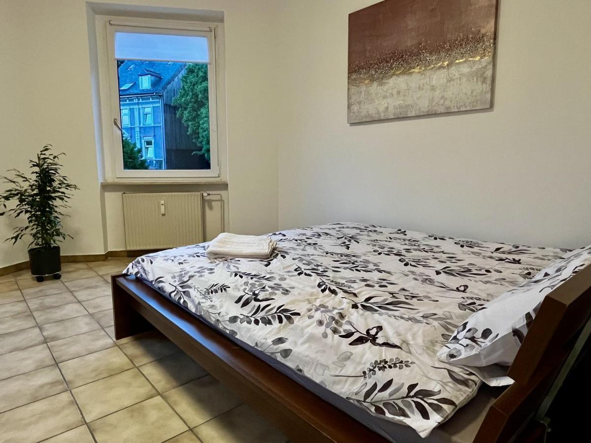 Nostalgie Apartment - 3 Zimmer, 5 Betten, 7 Personen, Kontaktloses Einchecken, Netflix Wuppertal Esterno foto
