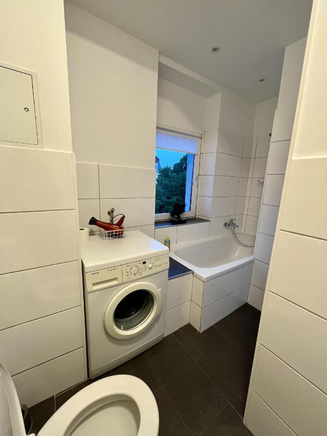 Nostalgie Apartment - 3 Zimmer, 5 Betten, 7 Personen, Kontaktloses Einchecken, Netflix Wuppertal Esterno foto