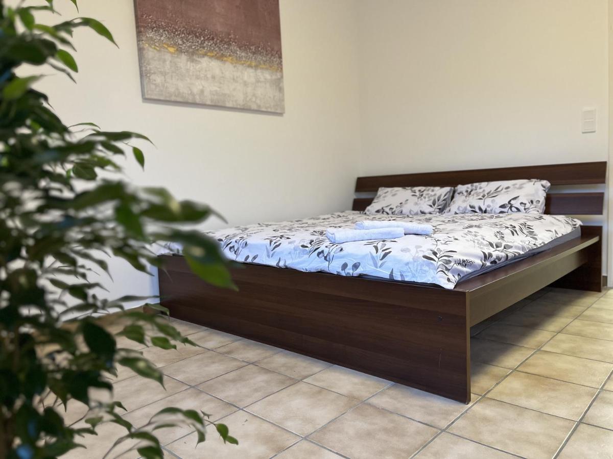 Nostalgie Apartment - 3 Zimmer, 5 Betten, 7 Personen, Kontaktloses Einchecken, Netflix Wuppertal Esterno foto