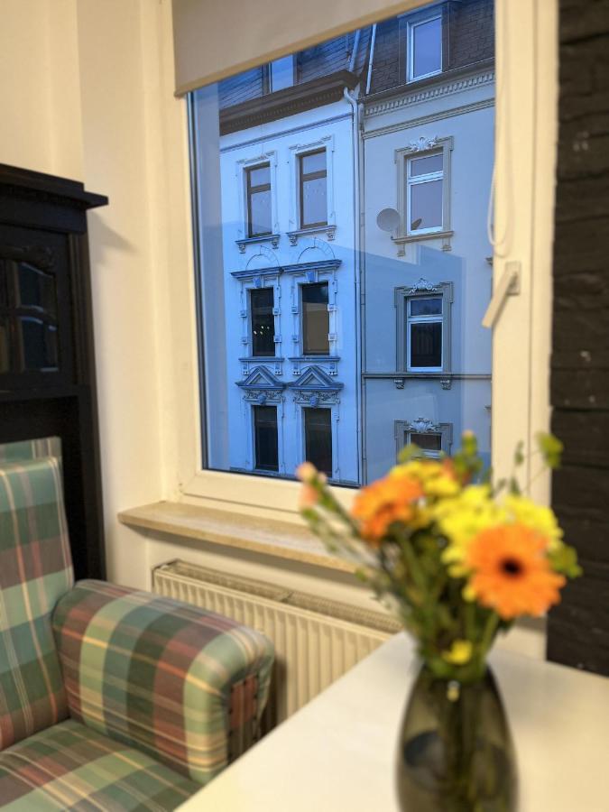 Nostalgie Apartment - 3 Zimmer, 5 Betten, 7 Personen, Kontaktloses Einchecken, Netflix Wuppertal Esterno foto