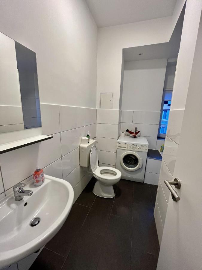 Nostalgie Apartment - 3 Zimmer, 5 Betten, 7 Personen, Kontaktloses Einchecken, Netflix Wuppertal Esterno foto