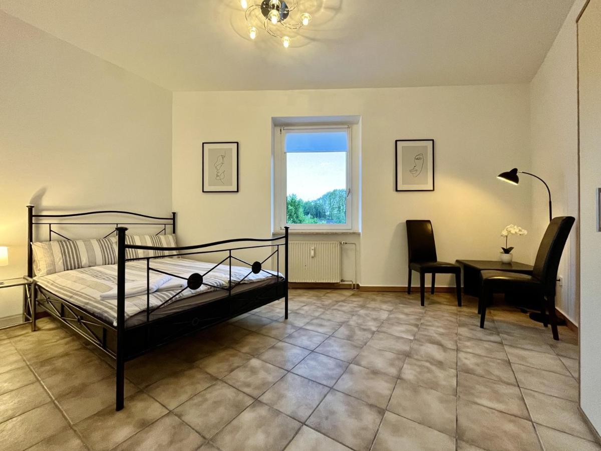 Nostalgie Apartment - 3 Zimmer, 5 Betten, 7 Personen, Kontaktloses Einchecken, Netflix Wuppertal Esterno foto