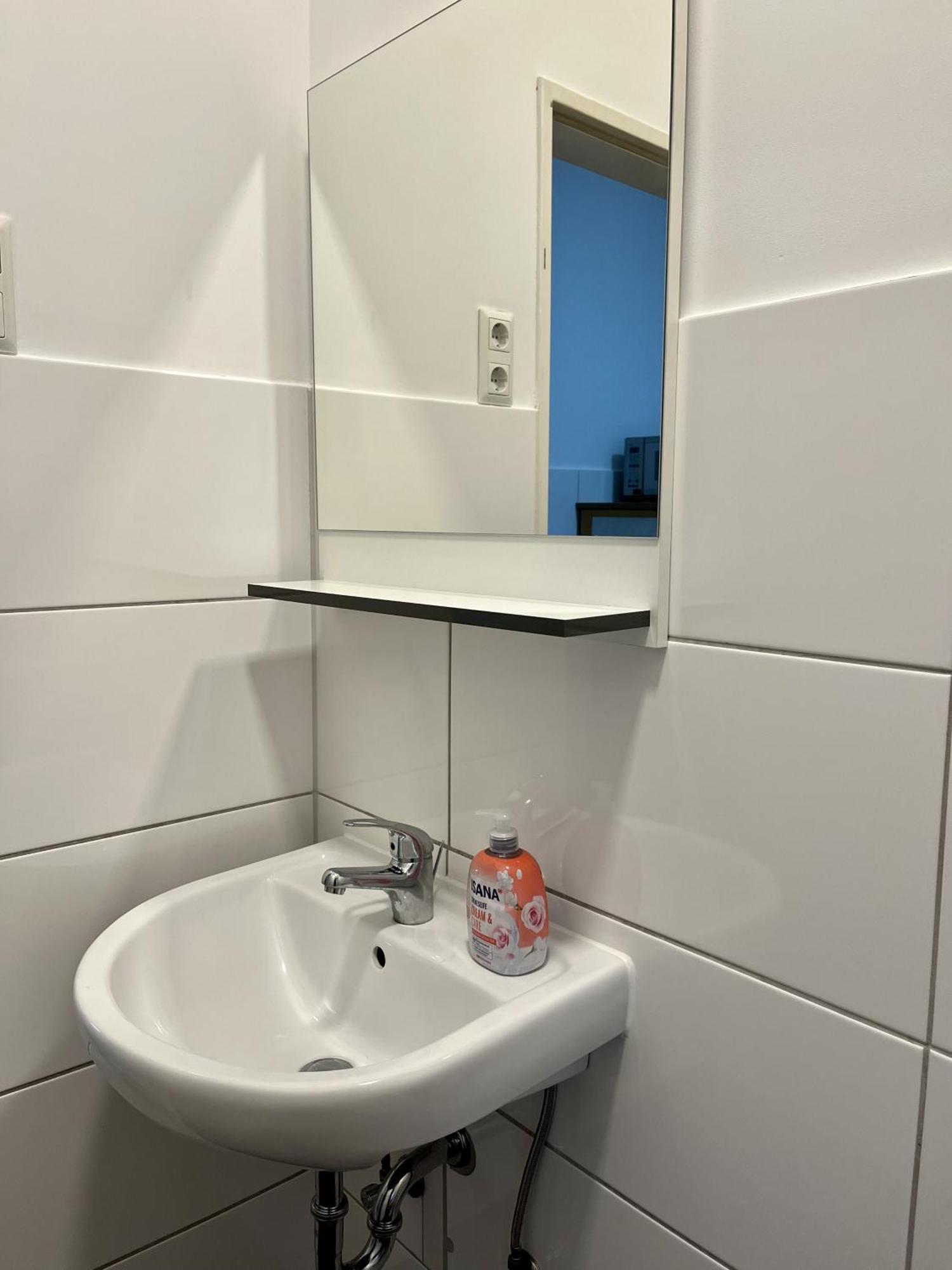 Nostalgie Apartment - 3 Zimmer, 5 Betten, 7 Personen, Kontaktloses Einchecken, Netflix Wuppertal Esterno foto